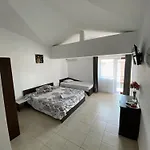 Δωμάτια σε οικογενειακή κατοικία Casa Evy *